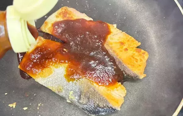 「塩焼きをやめて、焼肉のタレをかけて！　ミツカンが教える鮭レシピに「いつもよりコクがある！」」の画像