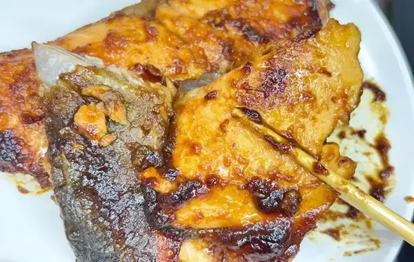 「塩焼きをやめて、焼肉のタレをかけて！　ミツカンが教える鮭レシピに「いつもよりコクがある！」」の画像