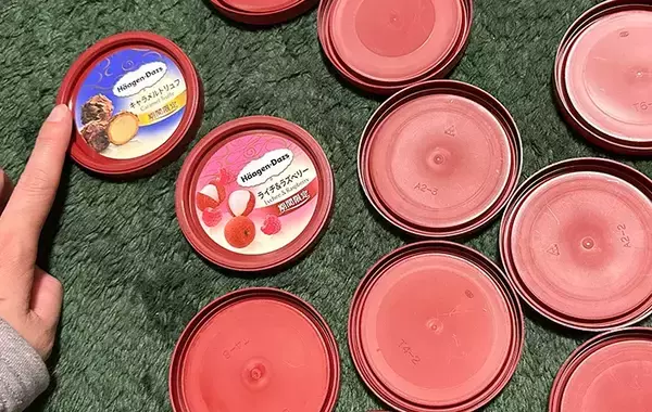 「ハーゲンダッツの『蓋』を集めた結果？　活用法に「楽しすぎる」」の画像