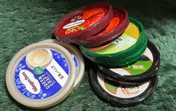 「ハーゲンダッツの『蓋』を集めた結果？　活用法に「楽しすぎる」」の画像