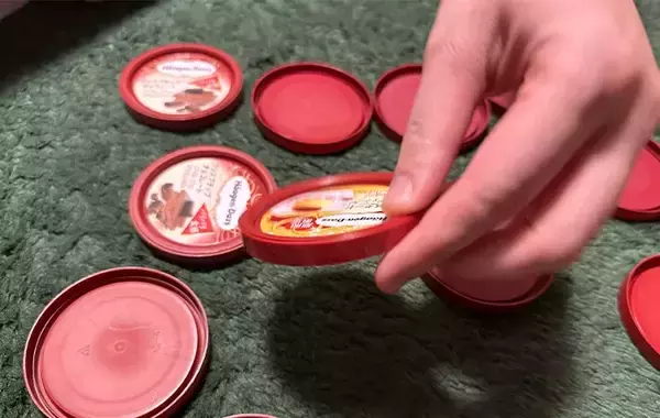 「ハーゲンダッツの『蓋』を集めた結果？　活用法に「楽しすぎる」」の画像