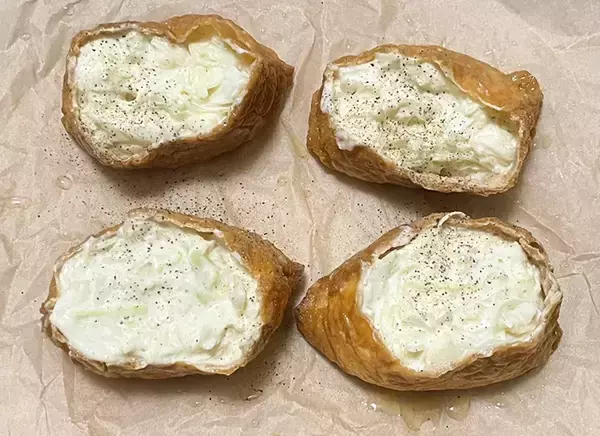「いなり寿司の皮が余ったら？　ボリューム満点の『おかず』レシピに「これ作るために買いたい」」の画像