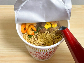 「担々麺っぽくなるよ」　カップヌードルの簡単アレンジに「材料2つ足すだけ」「いつもと雰囲気違う」