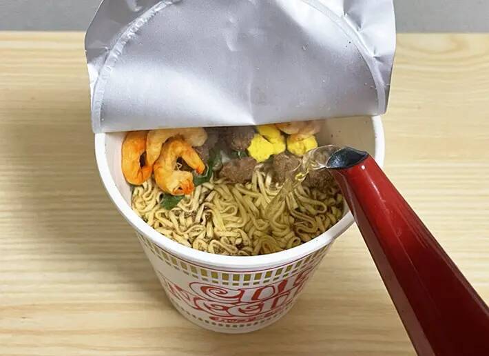 「担々麺っぽくなるよ」　カップヌードルの簡単アレンジに「材料2つ足すだけ」「いつもと雰囲気違う」