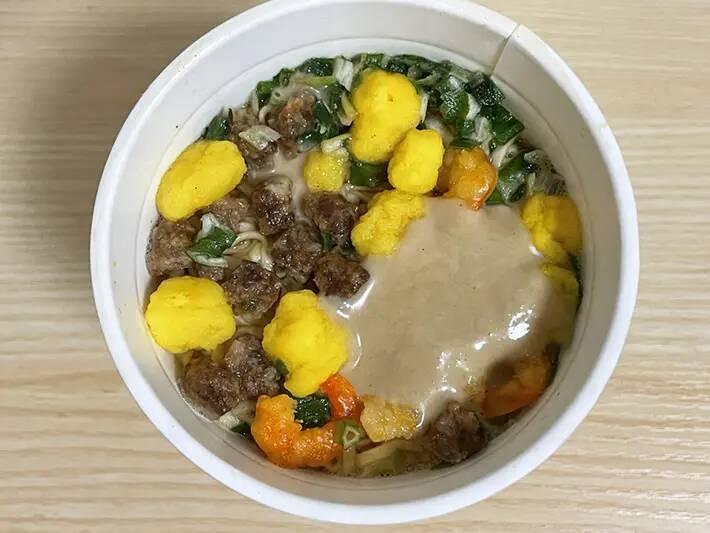 「担々麺っぽくなるよ」　カップヌードルの簡単アレンジに「材料2つ足すだけ」「いつもと雰囲気違う」