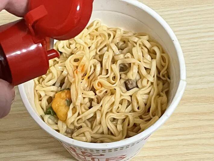 「担々麺っぽくなるよ」　カップヌードルの簡単アレンジに「材料2つ足すだけ」「いつもと雰囲気違う」