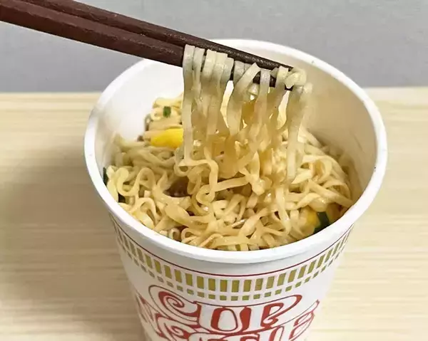「「担々麺っぽくなるよ」　カップヌードルの簡単アレンジに「材料2つ足すだけ」「いつもと雰囲気違う」」の画像