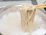 「家でゆでる『そば』が激変！　本格的な味になる意外なゆで方に「夏ずっとやる」【麺の調理テク4選】」の画像1