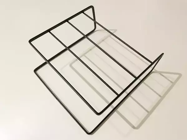 「100均のお皿用ラック、食器棚で使わず？　収納術に「何個も欲しくなる」」の画像