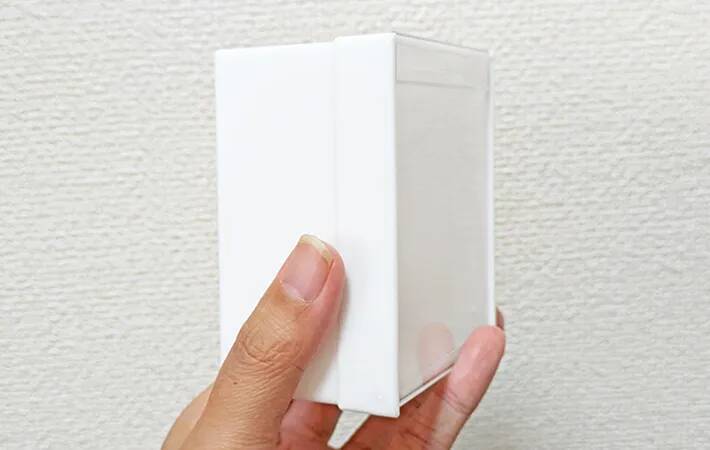 キッチンから玄関まで大活躍！　ダイソーに聞いた「マグネットつき100円収納」の活用法【4選】