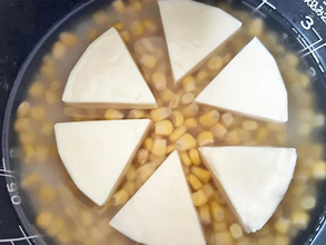 6Pチーズをご飯の上に並べて…　簡単！炊き込みご飯の作り方に「子供が大絶賛」「3杯おかわり」