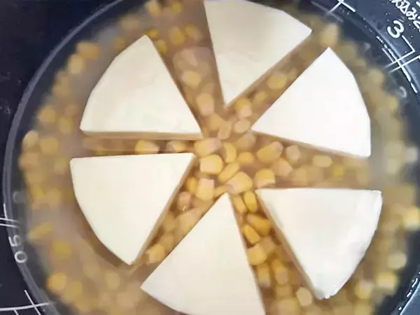 6Pチーズをご飯の上に並べて…　簡単！炊き込みご飯の作り方に「子供が大絶賛」「3杯おかわり」