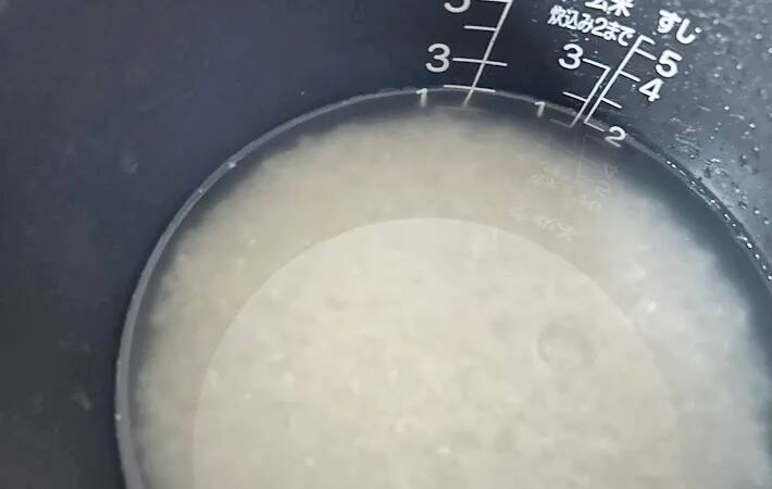 6Pチーズをご飯の上に並べて…　簡単！炊き込みご飯の作り方に「子供が大絶賛」「3杯おかわり」