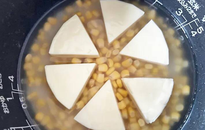 6Pチーズをご飯の上に並べて…　簡単！炊き込みご飯の作り方に「子供が大絶賛」「3杯おかわり」