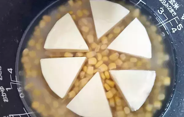 「6Pチーズをご飯の上に並べて…　簡単！炊き込みご飯の作り方に「子供が大絶賛」「3杯おかわり」」の画像