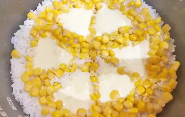 「6Pチーズをご飯の上に並べて…　簡単！炊き込みご飯の作り方に「子供が大絶賛」「3杯おかわり」」の画像