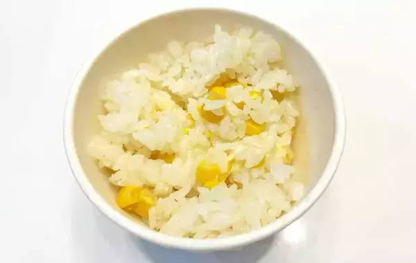 「6Pチーズをご飯の上に並べて…　簡単！炊き込みご飯の作り方に「子供が大絶賛」「3杯おかわり」」の画像