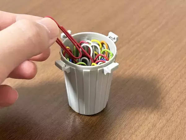 「110円の『ゴミ箱』　机の上に置くと…？「実際に使える！」」の画像