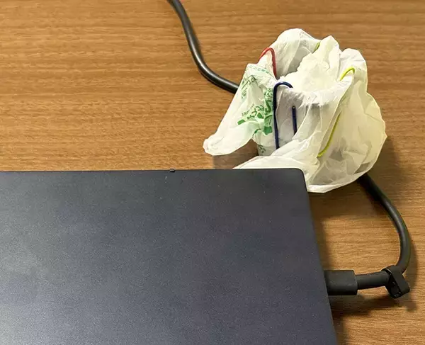 「110円の『ゴミ箱』　机の上に置くと…？「実際に使える！」」の画像