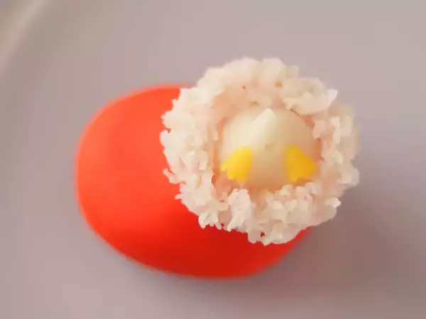 靴下の中に入ったのは？　和菓子職人の『クリスマス練り切り』に「発想が素敵」「子供が喜ぶ」