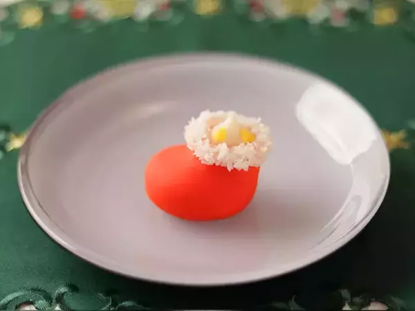 「靴下の中に入ったのは？　和菓子職人の『クリスマス練り切り』に「発想が素敵」「子供が喜ぶ」」の画像