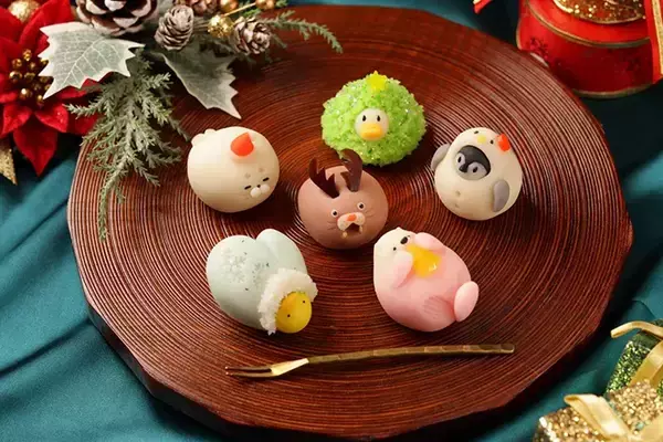 「靴下の中に入ったのは？　和菓子職人の『クリスマス練り切り』に「発想が素敵」「子供が喜ぶ」」の画像