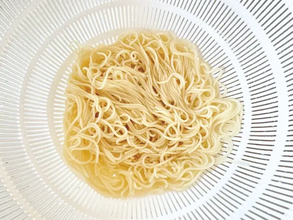 そうめんに『大さじ2杯』混ぜてみて！　めんつゆいらずの食べ方に「ありそうでなかった」