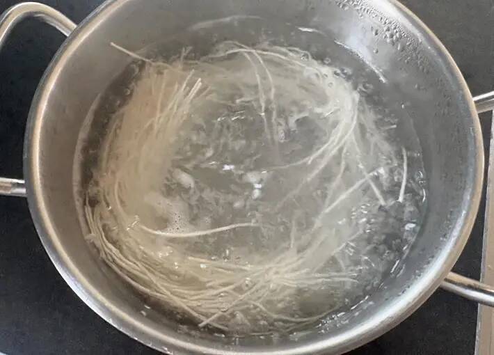 そうめんに『大さじ2杯』混ぜてみて！　めんつゆいらずの食べ方に「ありそうでなかった」