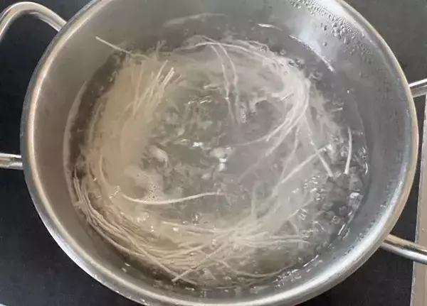 「そうめんに『大さじ2杯』混ぜてみて！　めんつゆいらずの食べ方に「ありそうでなかった」」の画像