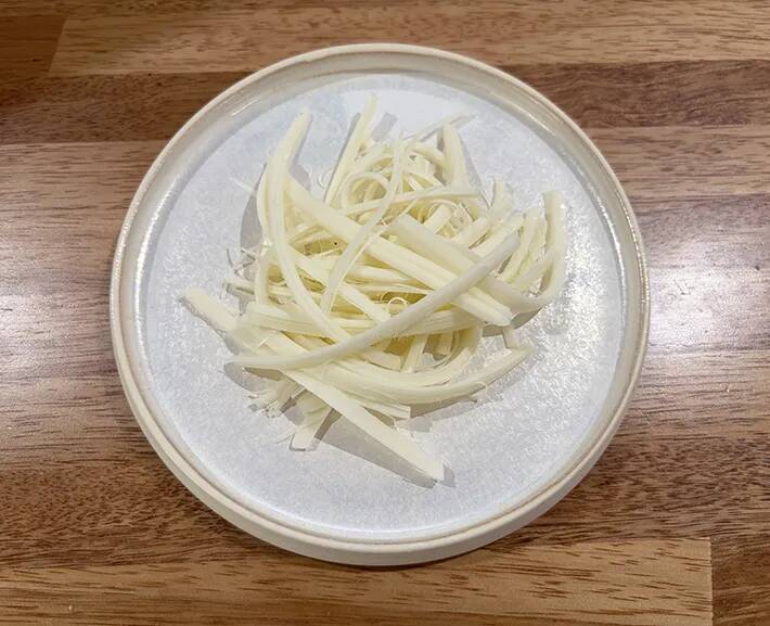 『さけるチーズ』を2本細かくさいて　和え物に入れると「味見で半分なくなる！」