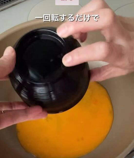 カレーを美しく盛りつける裏技！　お玉の使い方に「たったそれだけで？」