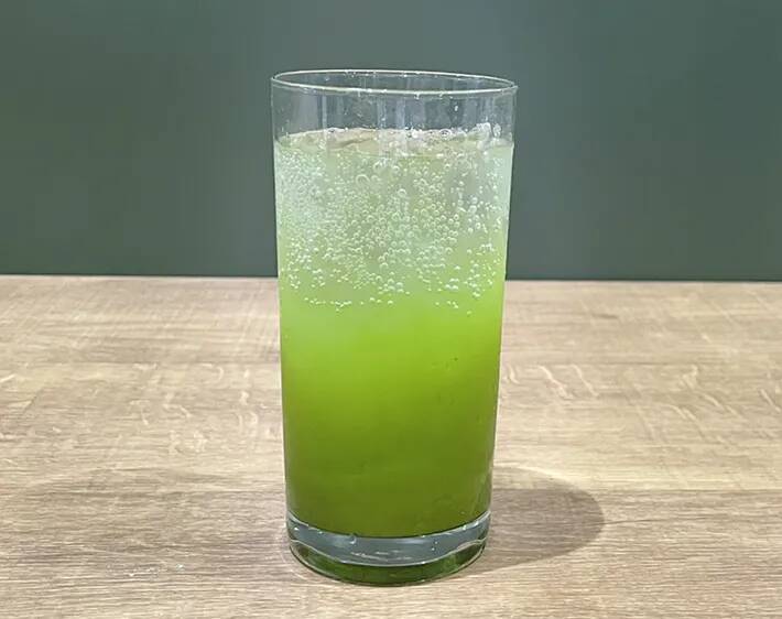 抹茶に炭酸、さらに大さじ1杯加えたのは…　意外な組み合わせに「癖になる」「ぐびぐびいける」