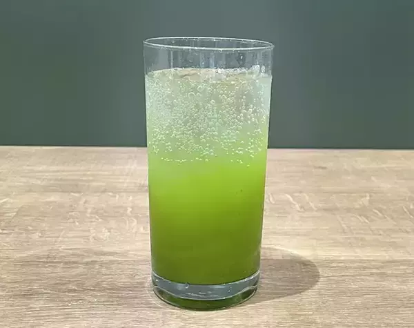 「抹茶に炭酸、さらに大さじ1杯加えたのは…　意外な組み合わせに「癖になる」「ぐびぐびいける」」の画像