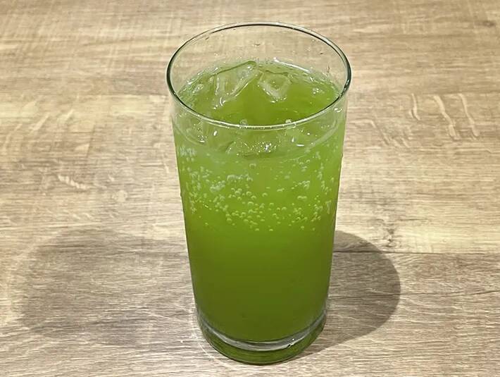 抹茶に炭酸、さらに大さじ1杯加えたのは…　意外な組み合わせに「癖になる」「ぐびぐびいける」