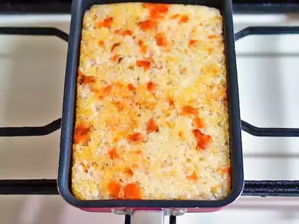 玉子焼き器で焼いて切るだけ！　管理栄養士の『握らない焼きおにぎり』が「側面もカリカリ」