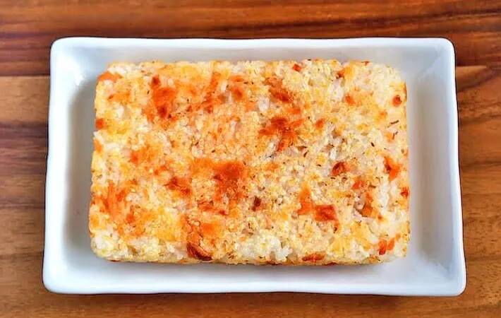 玉子焼き器で焼いて切るだけ！　管理栄養士の『握らない焼きおにぎり』が「側面もカリカリ」