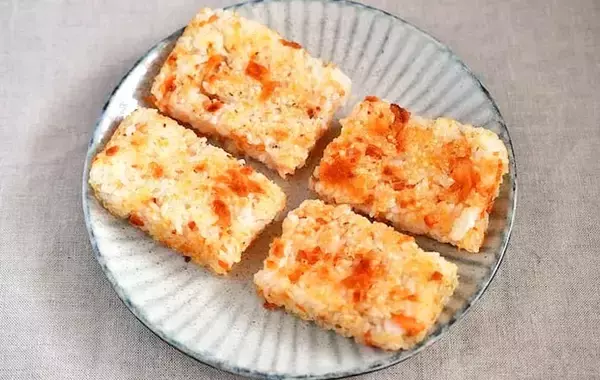 「玉子焼き器で焼いて切るだけ！　管理栄養士の『握らない焼きおにぎり』が「側面もカリカリ」」の画像