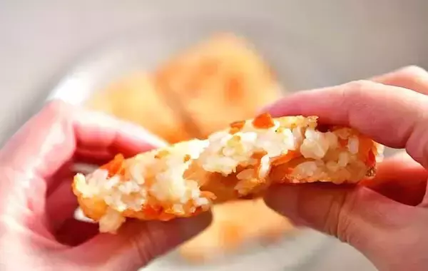 「玉子焼き器で焼いて切るだけ！　管理栄養士の『握らない焼きおにぎり』が「側面もカリカリ」」の画像