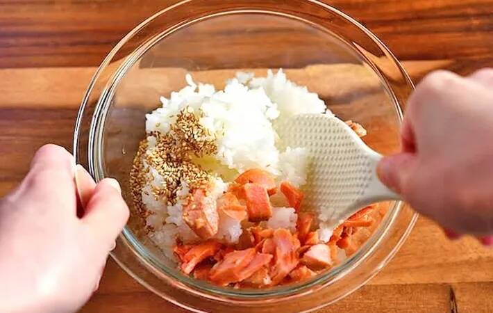 玉子焼き器で焼いて切るだけ！　管理栄養士の『握らない焼きおにぎり』が「側面もカリカリ」