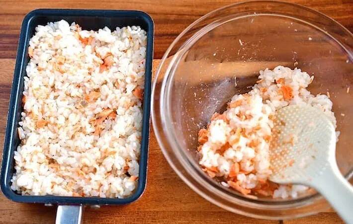 玉子焼き器で焼いて切るだけ！　管理栄養士の『握らない焼きおにぎり』が「側面もカリカリ」