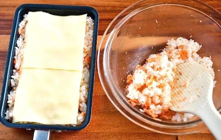 玉子焼き器で焼いて切るだけ！　管理栄養士の『握らない焼きおにぎり』が「側面もカリカリ」
