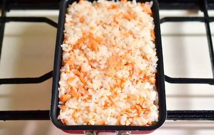 玉子焼き器で焼いて切るだけ！　管理栄養士の『握らない焼きおにぎり』が「側面もカリカリ」