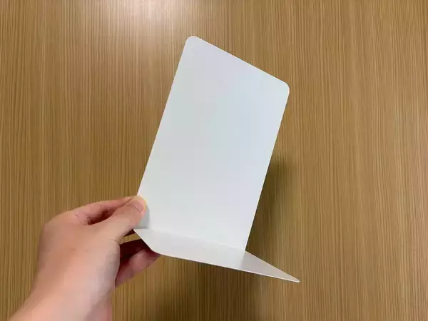家で余っていたブックエンド　じゃない使い方に「玄関がスッキリ」「雰囲気を邪魔しない」