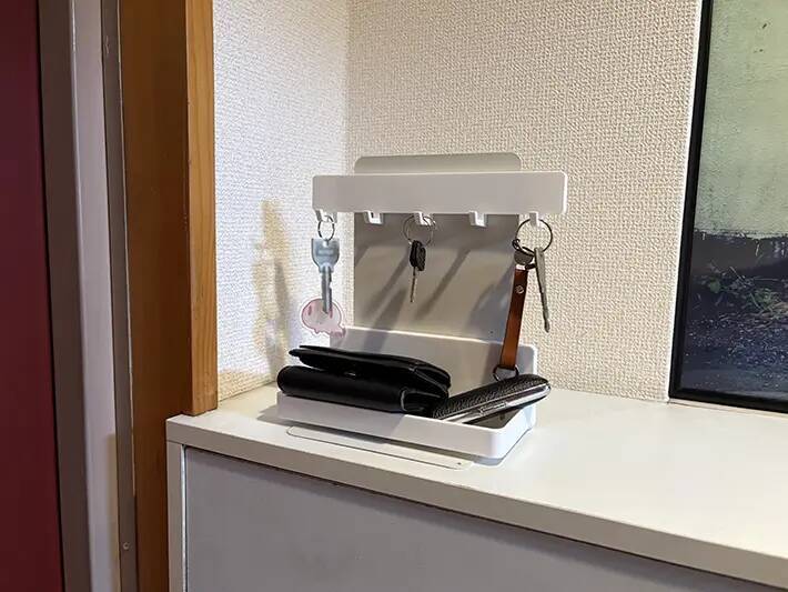 家で余っていたブックエンド　じゃない使い方に「玄関がスッキリ」「雰囲気を邪魔しない」