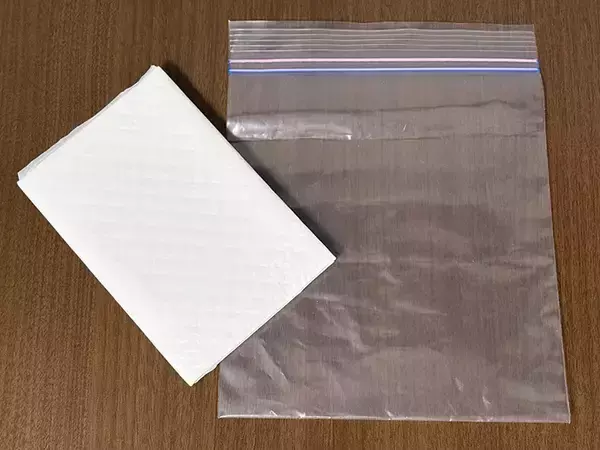 「濡らしたペットシーツを凍らせると？　暑い日に役立つ活用法が、こちら」の画像