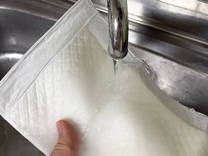 濡らしたペットシーツを凍らせると？　暑い日に役立つ活用法が、こちら