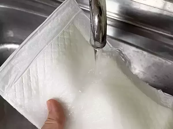 「濡らしたペットシーツを凍らせると？　暑い日に役立つ活用法が、こちら」の画像