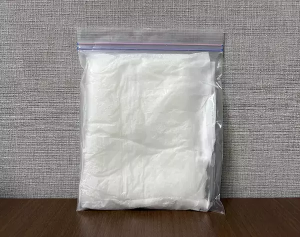 「濡らしたペットシーツを凍らせると？　暑い日に役立つ活用法が、こちら」の画像