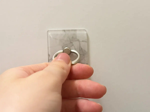 ダイソーの『スマホリング』をキッチンに貼ると？　タオルの悩みが解決する裏ワザ
