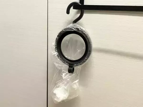 「100均の『帽子ハンガー』　帽子以外もかけられて…意外な使い方を試してみた！」の画像